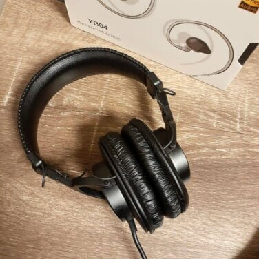 【モニターヘッドホン SONY MDR-7506 レビュー】ディテール感重視の緻密で繊細なモニターヘッドホン。そしてそれは圧倒的情報量で飲み込んでくる恐るべき神ボーカルホンでもある