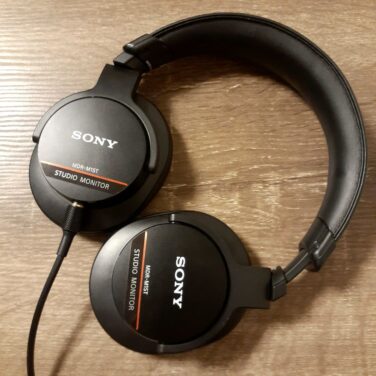 【モニターヘッドホン SONY MDR-M1ST レビュー】中域充実の聴き心地の良いモニターヘッドホン。装着感も良好で使い勝手もよい