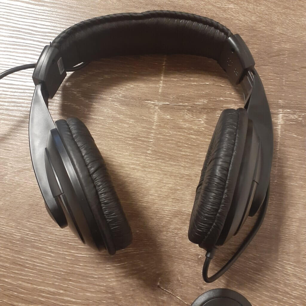 Audiosense DT300 Behringer HPM1000