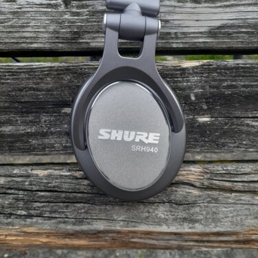 【モニターヘッドホン SHURE SRH940 レビュー】高い解像度、原音忠実度、ほぼ完璧に正確な定位感と質感。この価格で買えるのが信じられない優れたスタジオモニター。ただし耐久性だけ難あり